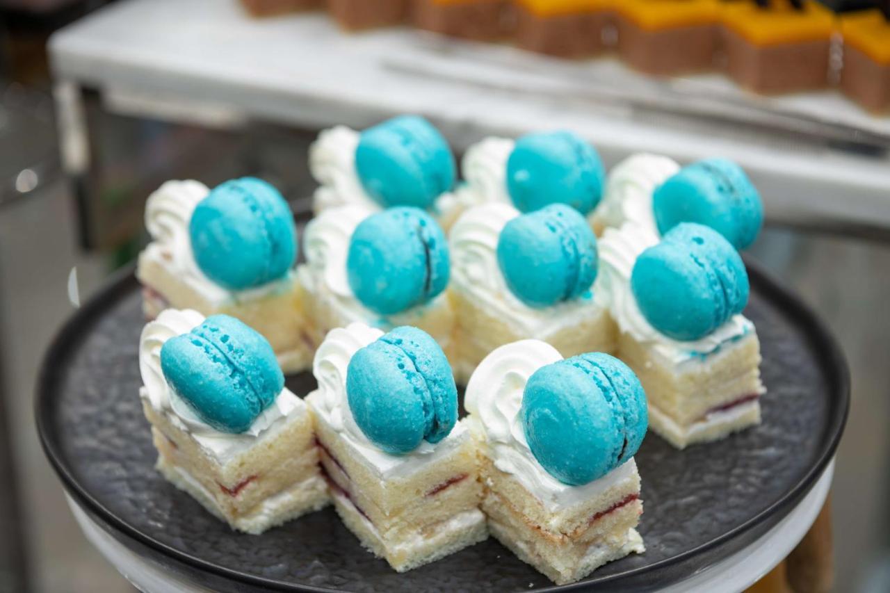 Radisson Blu Hotel, Jeddah Corniche Ngoại thất bức ảnh Macarons on top of a cake