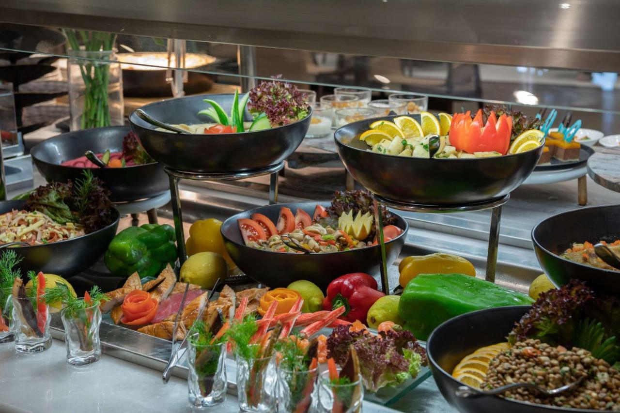 Radisson Blu Hotel, Jeddah Corniche Ngoại thất bức ảnh A salad bar