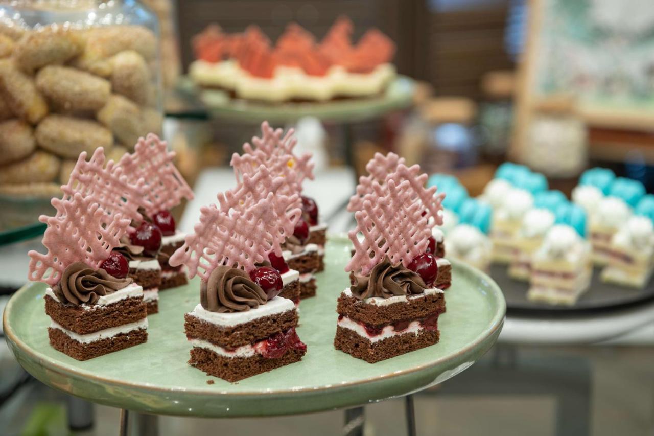 Radisson Blu Hotel, Jeddah Corniche Ngoại thất bức ảnh Chocolate cakes