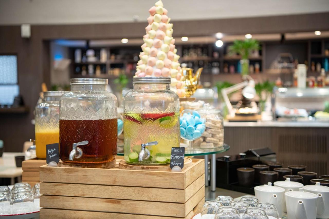 Radisson Blu Hotel, Jeddah Corniche Ngoại thất bức ảnh A selection of drinks at a buffet