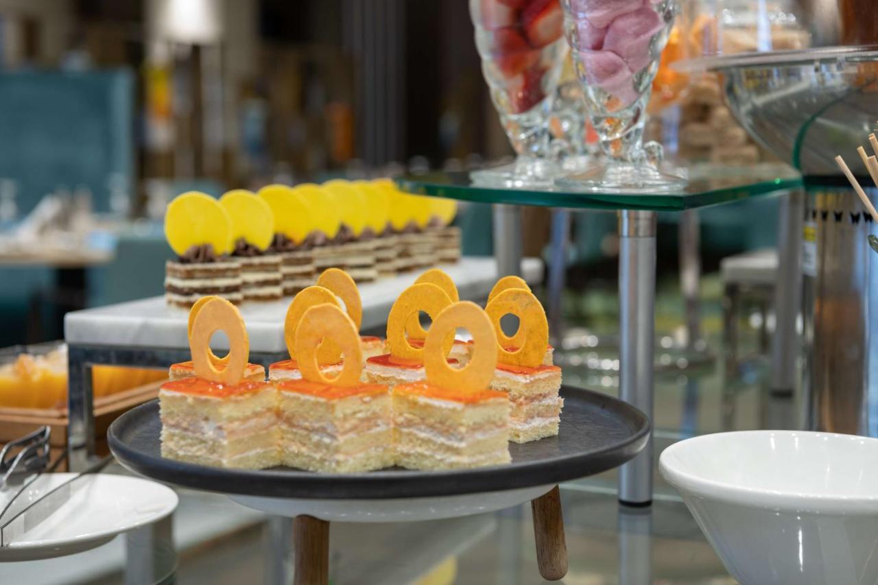 Radisson Blu Hotel, Jeddah Corniche Ngoại thất bức ảnh A dessert buffet