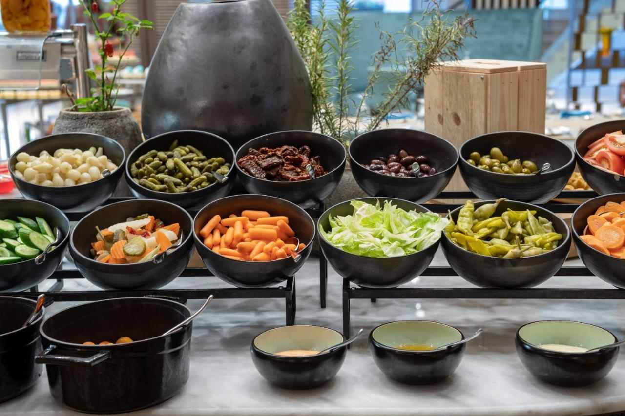 Radisson Blu Hotel, Jeddah Corniche Ngoại thất bức ảnh A salad bar