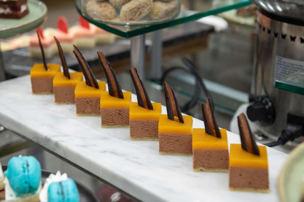 Radisson Blu Hotel, Jeddah Corniche Ngoại thất bức ảnh A row of petit fours