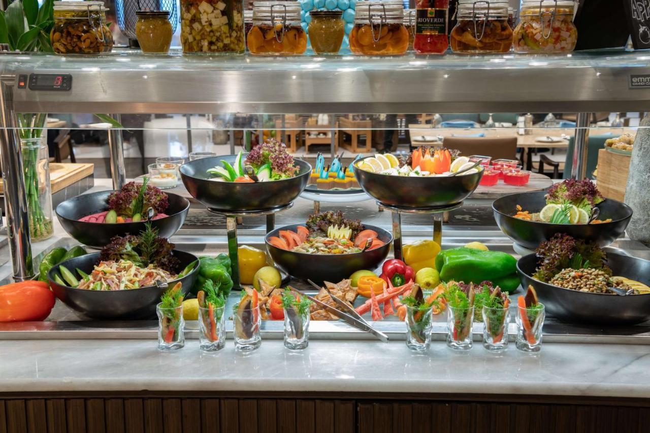 Radisson Blu Hotel, Jeddah Corniche Ngoại thất bức ảnh A salad bar