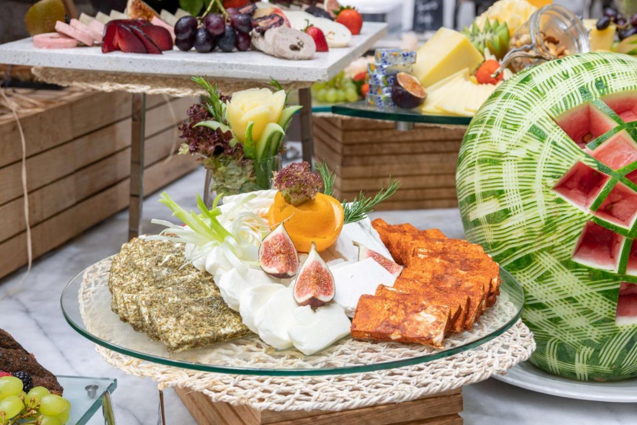 Radisson Blu Hotel, Jeddah Corniche Ngoại thất bức ảnh A selection of cheeses