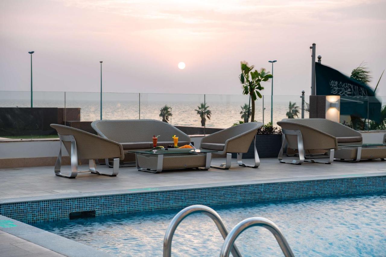 Radisson Blu Hotel, Jeddah Corniche Ngoại thất bức ảnh The swimming pool at the hotel