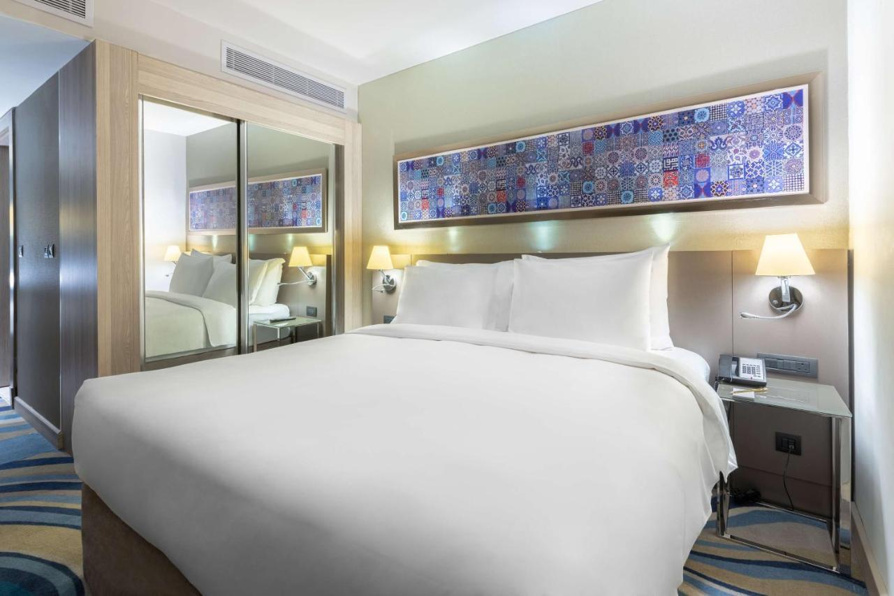 Radisson Blu Hotel, Jeddah Corniche Ngoại thất bức ảnh A bedroom at the hotel