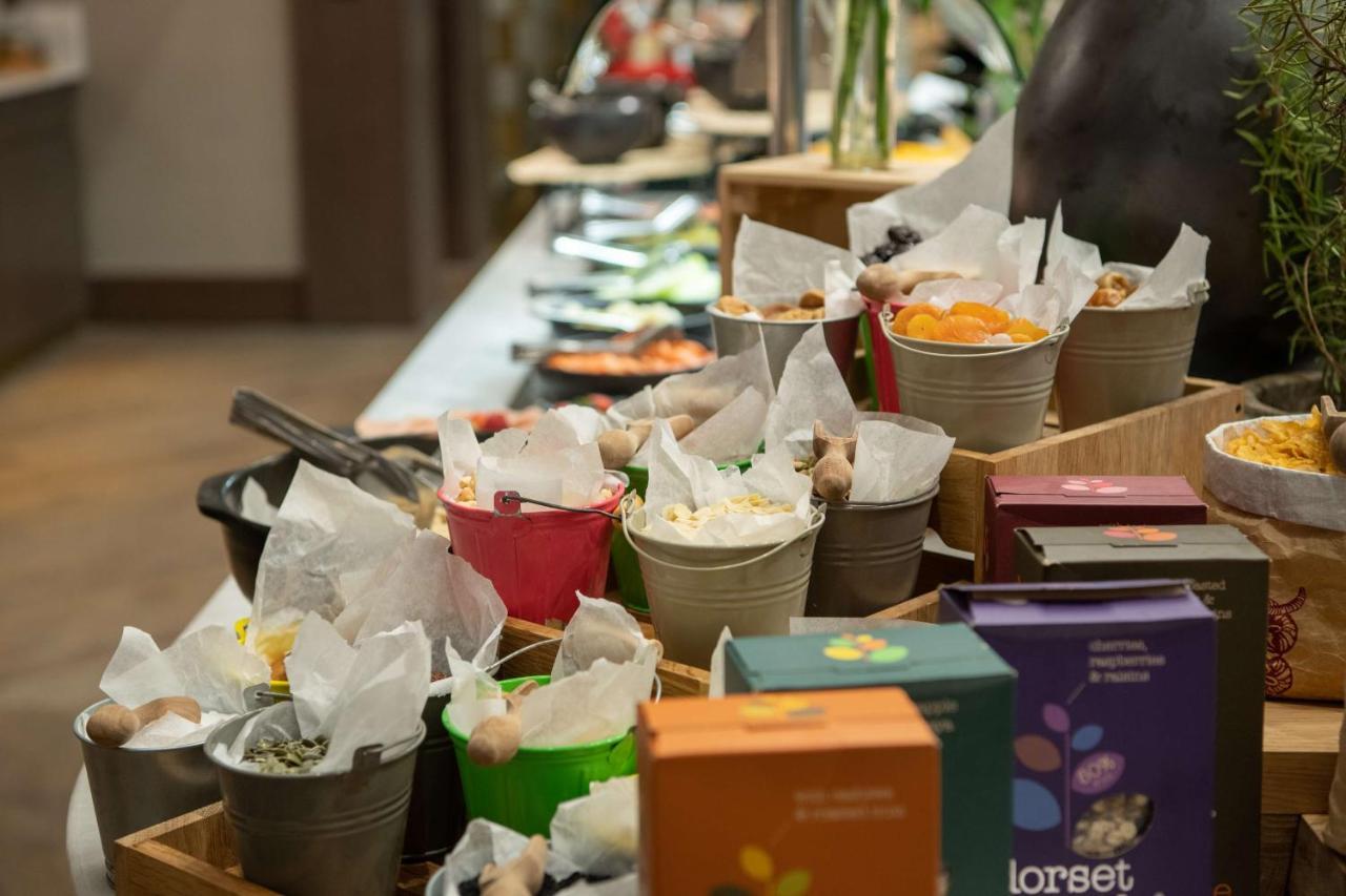 Radisson Blu Hotel, Jeddah Corniche Ngoại thất bức ảnh A selection of teas at a buffet