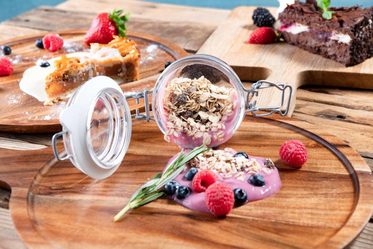 Radisson Blu Hotel, Jeddah Corniche Ngoại thất bức ảnh A breakfast parfait