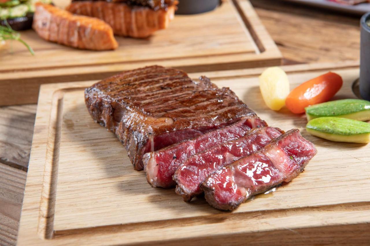 Radisson Blu Hotel, Jeddah Corniche Ngoại thất bức ảnh A grilled strip steak