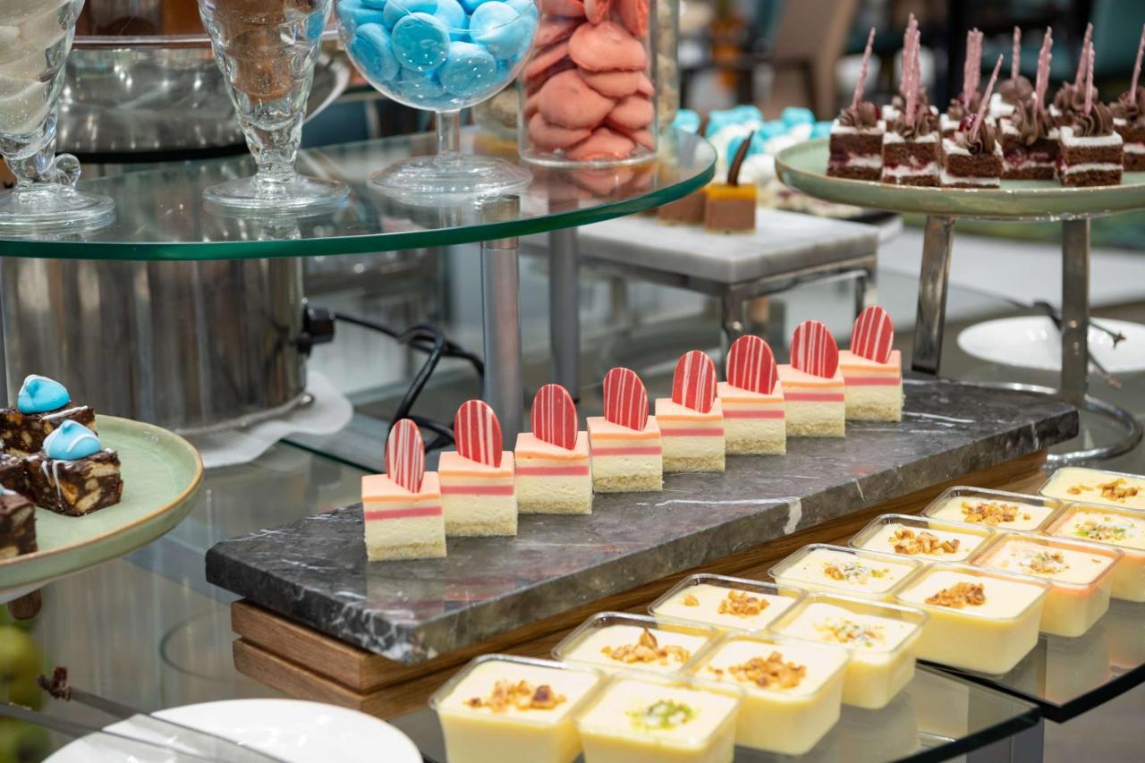 Radisson Blu Hotel, Jeddah Corniche Ngoại thất bức ảnh A selection of petit fours