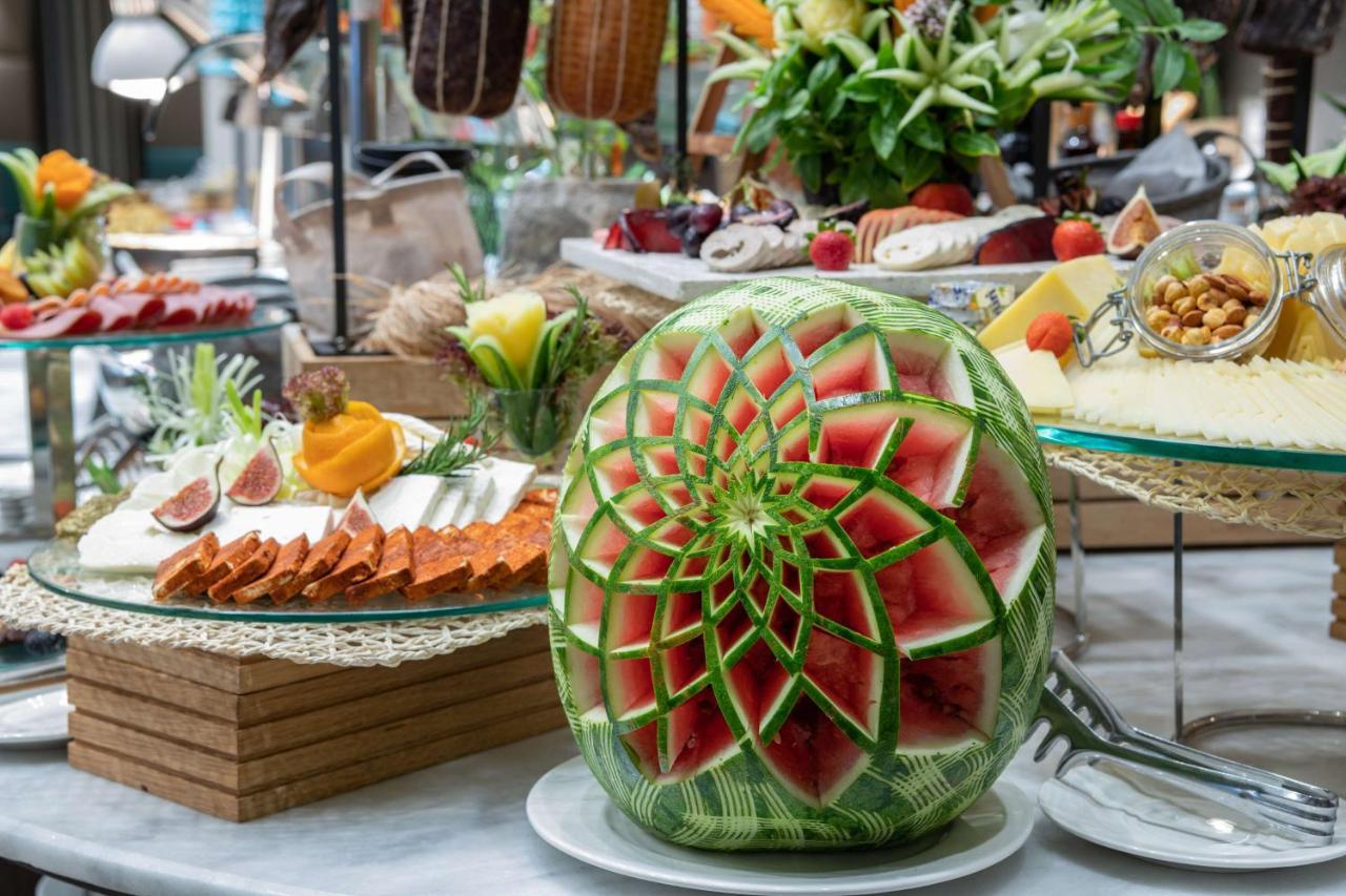Radisson Blu Hotel, Jeddah Corniche Ngoại thất bức ảnh A watermelon carving