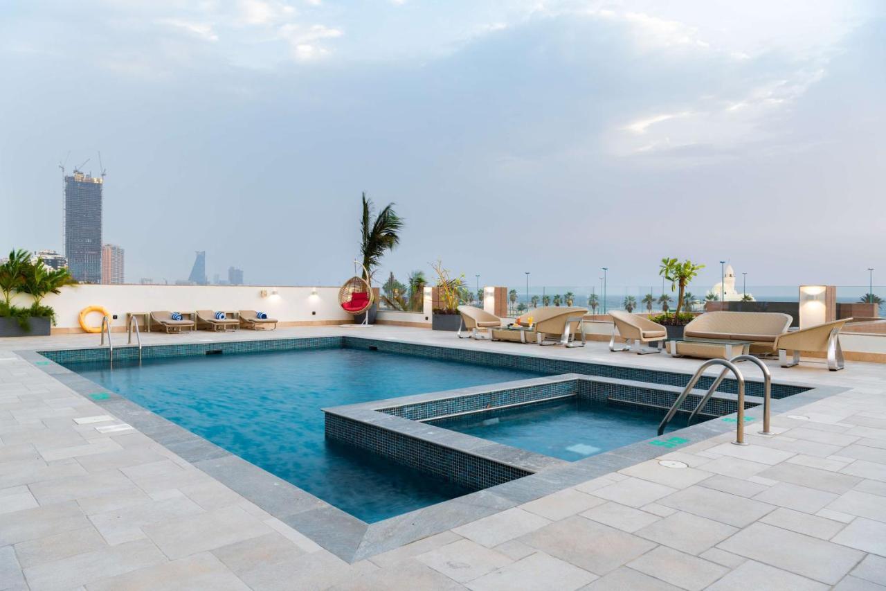 Radisson Blu Hotel, Jeddah Corniche Ngoại thất bức ảnh Rooftop pool at the hotel