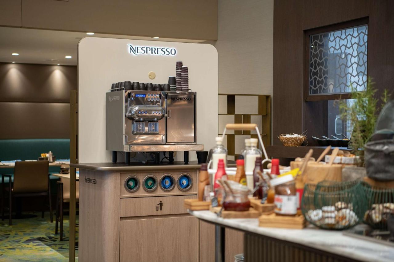 Radisson Blu Hotel, Jeddah Corniche Ngoại thất bức ảnh A Nespresso machine