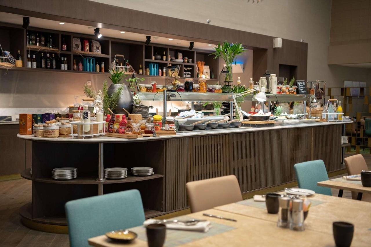 Radisson Blu Hotel, Jeddah Corniche Ngoại thất bức ảnh The buffet at the lounge