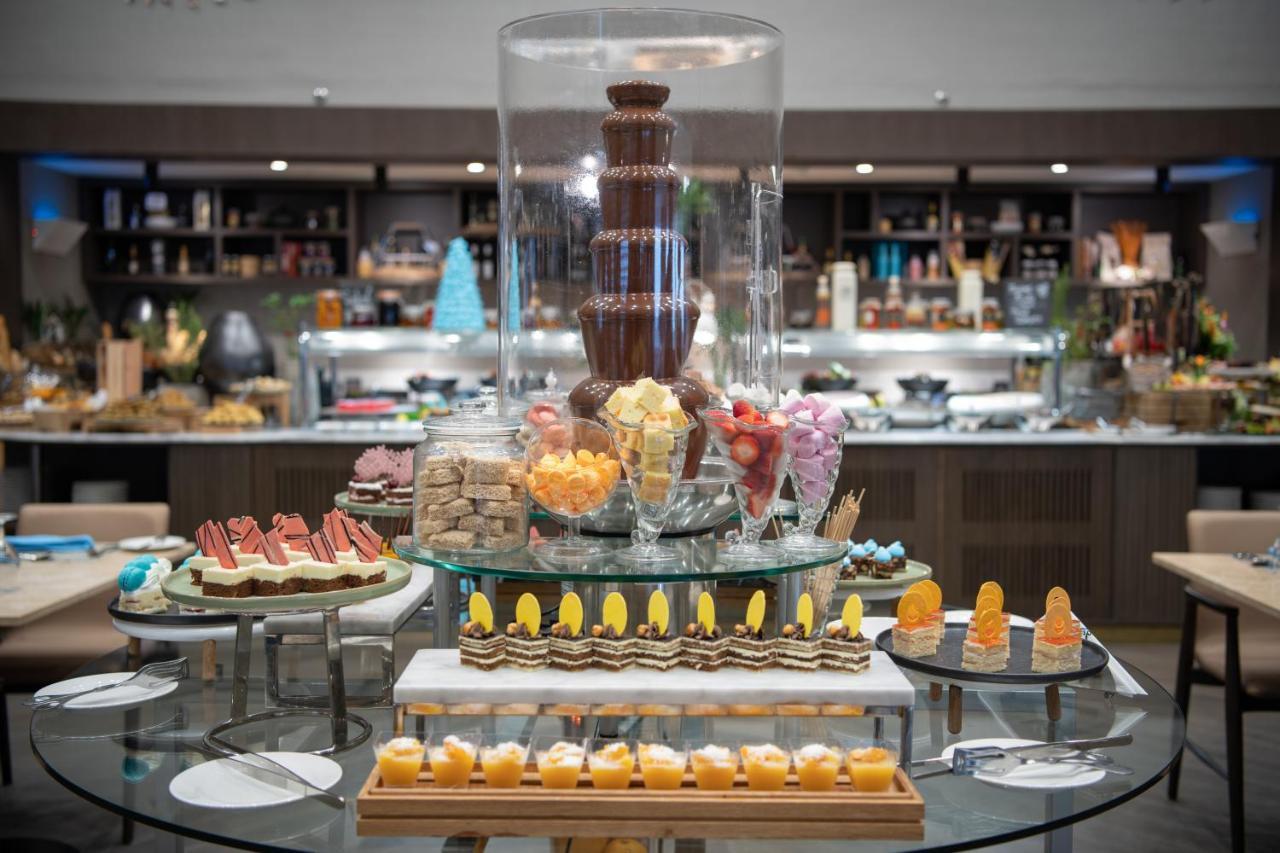 Radisson Blu Hotel, Jeddah Corniche Ngoại thất bức ảnh A chocolate fountain